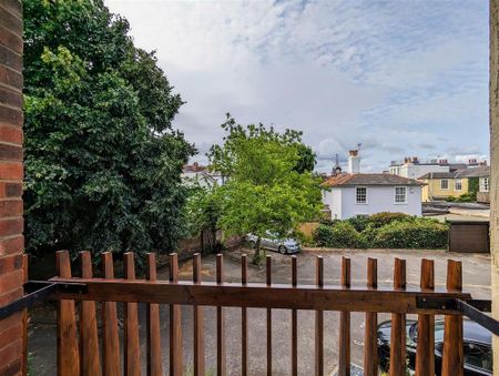 1 bedroom flat to rent - Photo 2