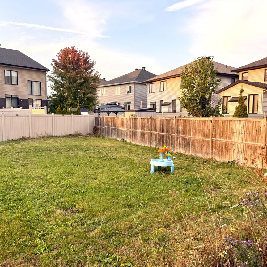 For Lease - 550 Borbridge Avenue, Blossom Park - Airport and Area, Ontario - Photo 1