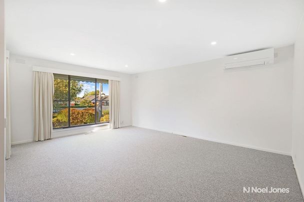 8 Cambridge Drive, GLEN WAVERLEY - Photo 1