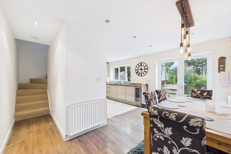 4 bedroom end of terrace house to rent - Photo 5