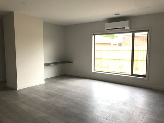 3 BEDROOM TOWNHOUSE - Photo 1