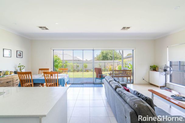 Modern 3 Bedroom Family Residence - Bonus Solar Electricity! - Photo 1