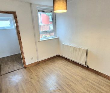 3 bedroom end of terrace house to rent - Photo 2