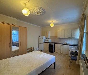 Studio Flat, Sandringham Gardens, N12 - Photo 1