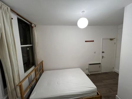 1 bedroom in a flat share to rent - Photo 4