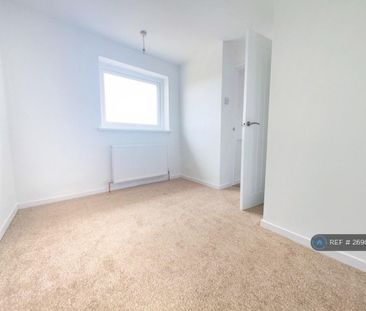 4 bedroom semi-detached house to rent - Photo 4