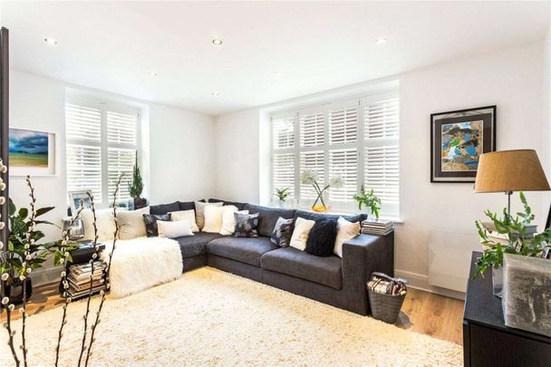 A stunning three bedroom ground floor apartment on Richmond Hill - Photo 1