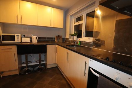 1 bedroom in a flat share to rent - Photo 4