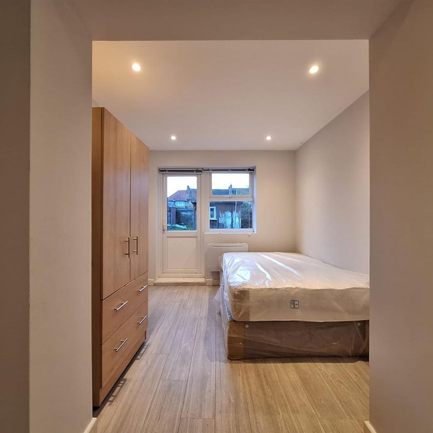 Sherwood Avenue, Greenford UB6, London - Photo 1