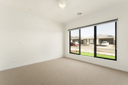 Modern Family Living in Everley Estate - Photo 4