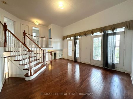 Detached Home For Lease | W9053645 - Photo 3