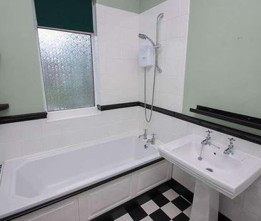 Alderley Road, Flixton, Manchester, M41 - Photo 3