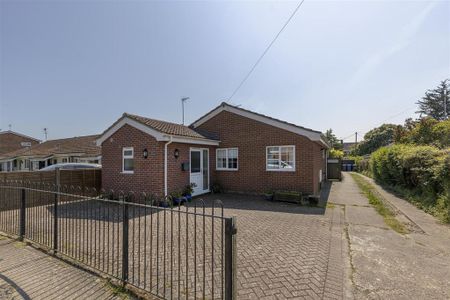 3 bedroom detached bungalow to rent - Photo 3