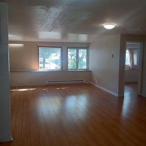 grand 4 1/2, bord de l'eau, à louer à Montréal-nord, Grand balcon avec vue sur le fleuve - Photo 2