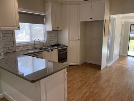 COMFORTABLE 3 BEDROOM HOME - Photo 4