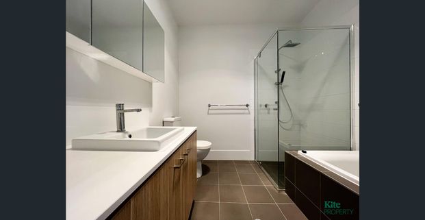 Stylish & Modern Townhome in Leafy Eastern Suburbs - Photo 1