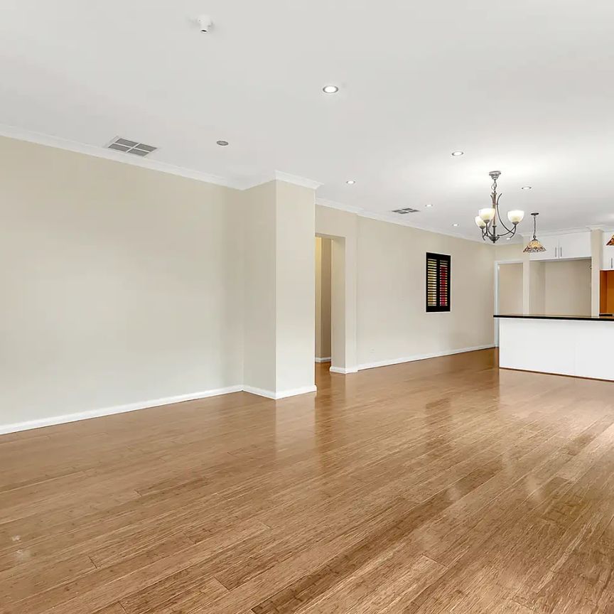 “This lovely home is situated in a prime location, close to public transport” - Photo 1