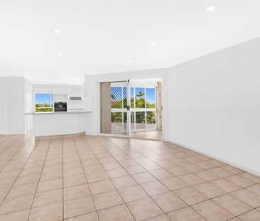 Spacious Family Home with Coastal Views – Highland Park - Photo 2