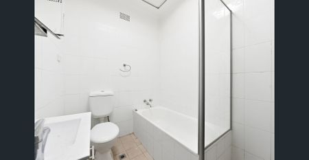 Freshly renovated family home with new flooring, new carpet & spacious yard - Photo 3