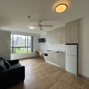 Spacious studio apartment for lease - Photo 2