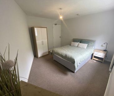1 bedroom in a house share to rent - Photo 2