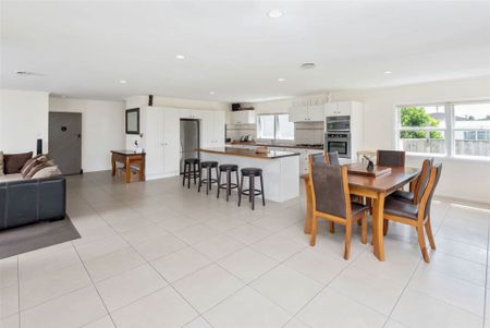 Beautiful Family Home in Convenient Location - Photo 3