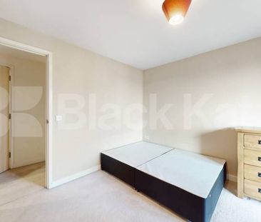 2 bedroom apartment seconds away from Caledonian road station inc a... - Photo 4