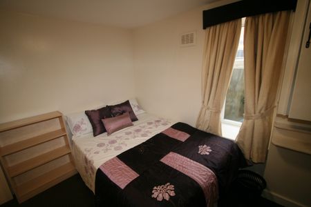 Flat 1, 15 HYDE PARK TERRACE Leeds - LS6 1BJ - Photo 3