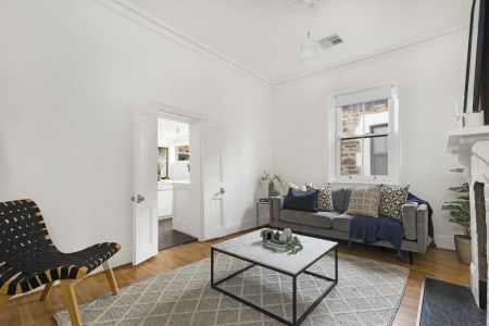 Charming and Convenient Two Bedroom Stone Cottage Close to the City - Photo 4