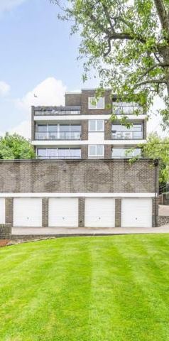 Spectacular panoramic views with a balcony and floor to ceiling windows - Photo 1