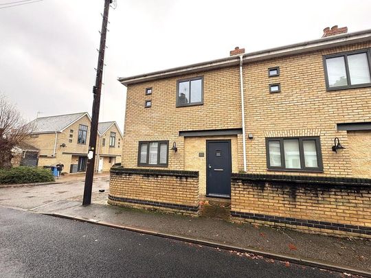 3 bedroom end of terrace house to rent - Photo 1