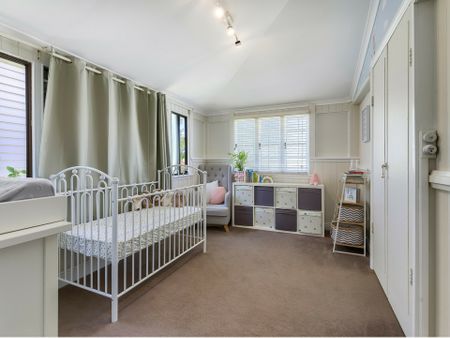 PRETTY AS A PICTURE & CLOSE TO SCHOOLS, SHOPS AND PARKS - Photo 4