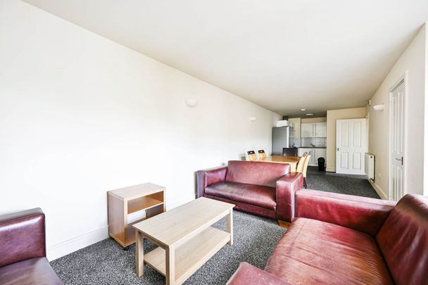 Room in a Shared Flat, Robinson Road, SW17 - Photo 1