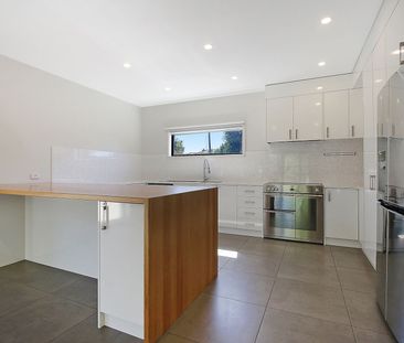 SPACIOUS AND CENTRAL FOUR BEDROOM TOWNHOUSE - Photo 3