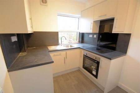 3 bedroom semi-detached house to rent - Photo 3