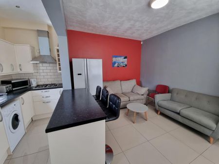 4 bedroom end of terrace house to rent - Photo 2