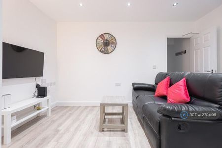 1 bedroom in a house share to rent - Photo 2