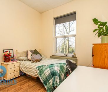 References Pending - 3 bed Apartment - Photo 4