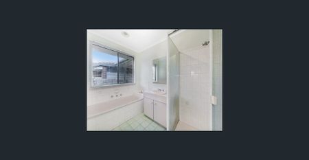 Family Home in a Peaceful Court Location! - Photo 4