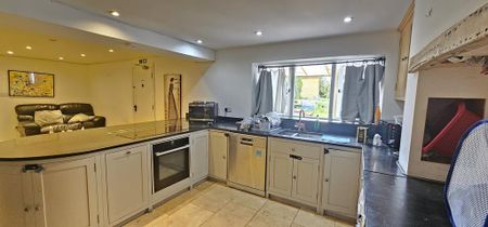 1 bedroom in a house share to rent - Photo 2