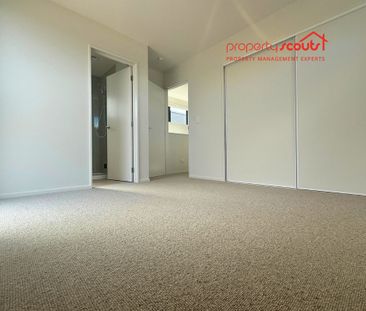 Modern 2-Bed, 2-Bath Townhouse in the Heart of Christchurch – Styli... - Photo 2