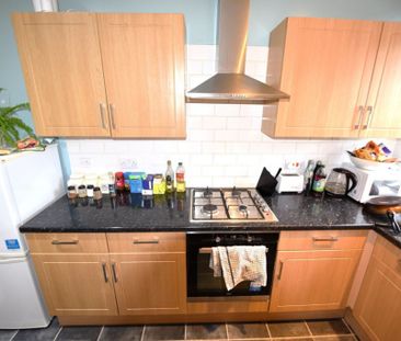 2 bedroom Flat in Cardigan Road, Leeds - Photo 6