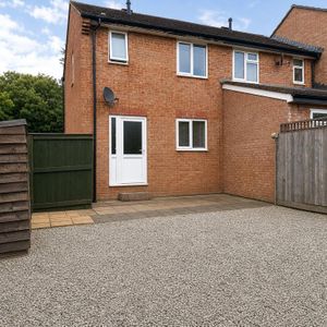 2 bedroom semi-detached house to rent - Photo 3