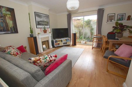 3 bedroom mews to rent - Photo 2