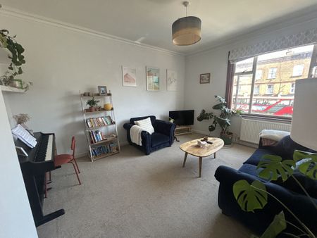 Two Bedroom Spacious Flat for Rent in Surbiton - Photo 2