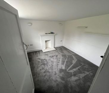 Unique 2-Bedroom Grade II Listed Farmhouse - Photo 2