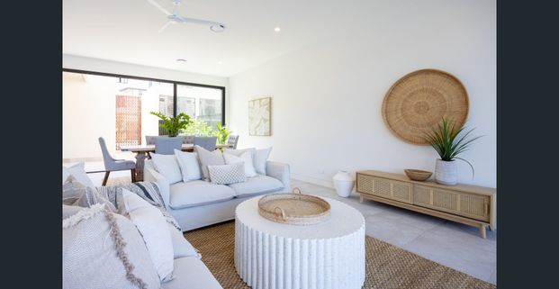 Waterfront Luxury in Hope Island's Prestigious Saffron Precinct - Photo 1