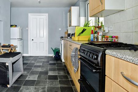 2 bedroom flat to rent - Photo 2