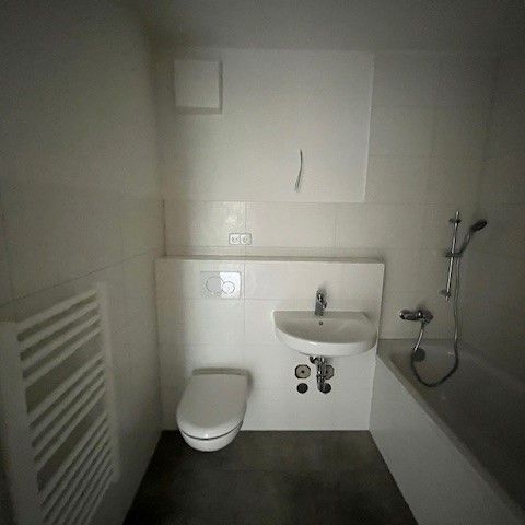 Sanierte 2 Raumwohnung mit Badewanne und Balkon - Foto 1