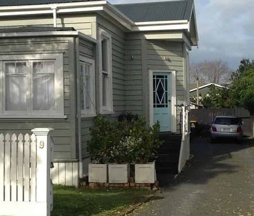 Reduced Rent on One Bedroom flat with private yard - Photo 2